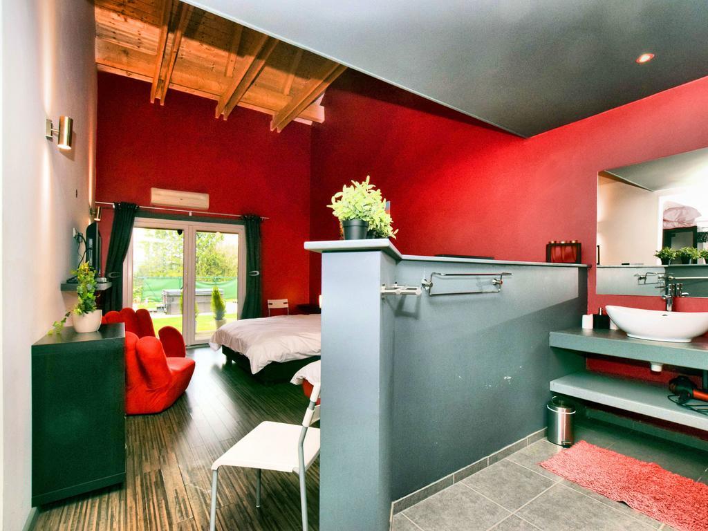 Beautiful Villa With Heated Outdoor Pool Manhay Экстерьер фото